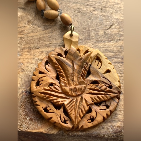 Vintage Stunning Wooden Medallion Flower Bohemian Necklace Women’s Jewelry - Picture 4 of 7